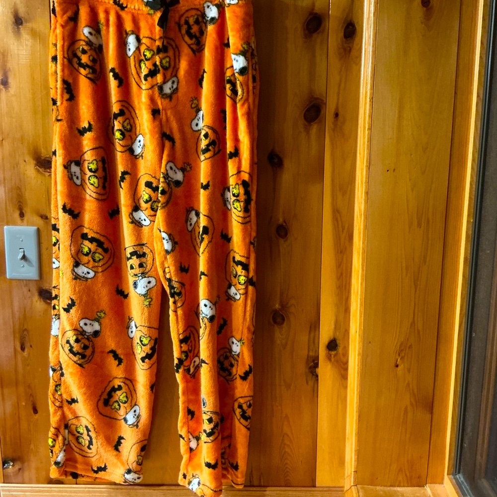 Peanuts Men’s Large Snoopy Halloween Pumpkin Toss Superminky Fleece Pajama Pants